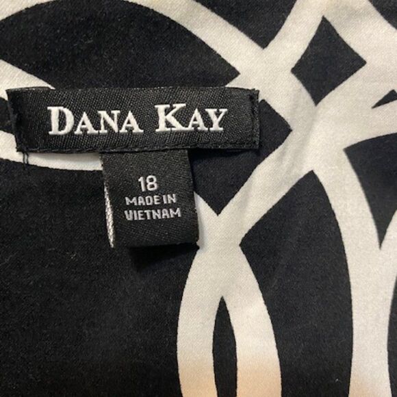 Dana Kay Black/White Embellished 3/4 sleeves open blazer, size 18 - Picture 3 of 3